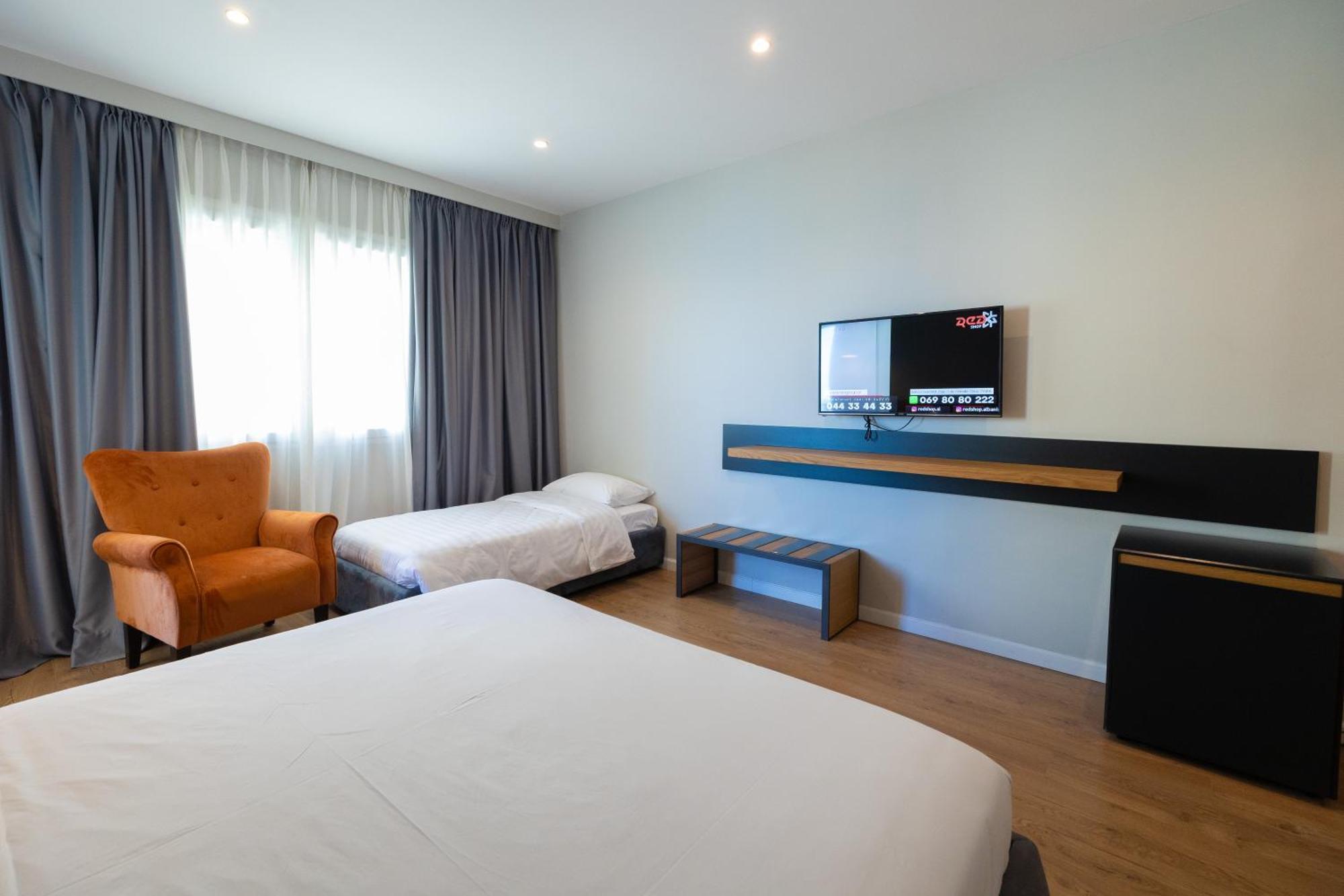 Duka Hotel Vlorë Exteriör bild