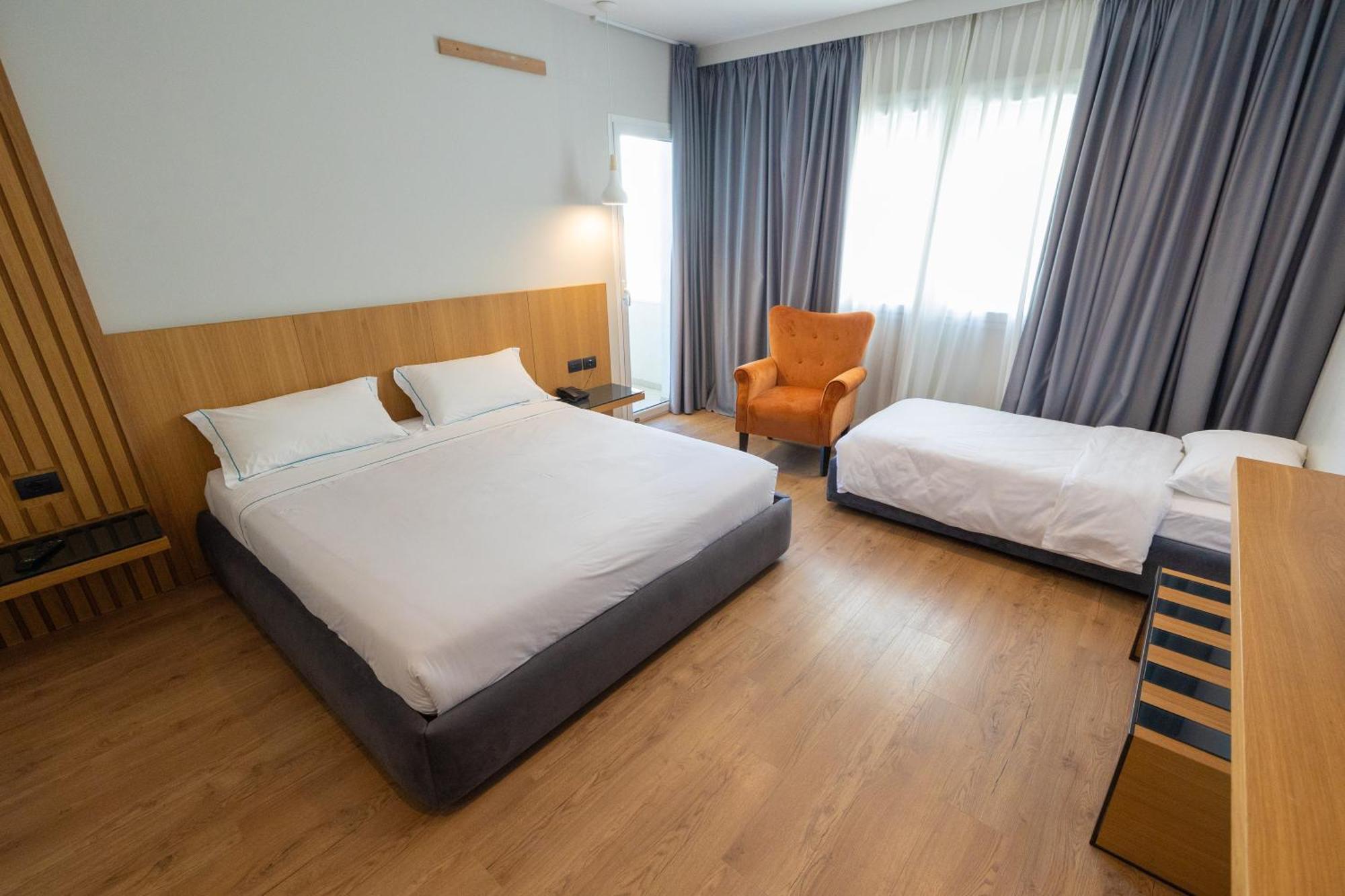Duka Hotel Vlorë Exteriör bild