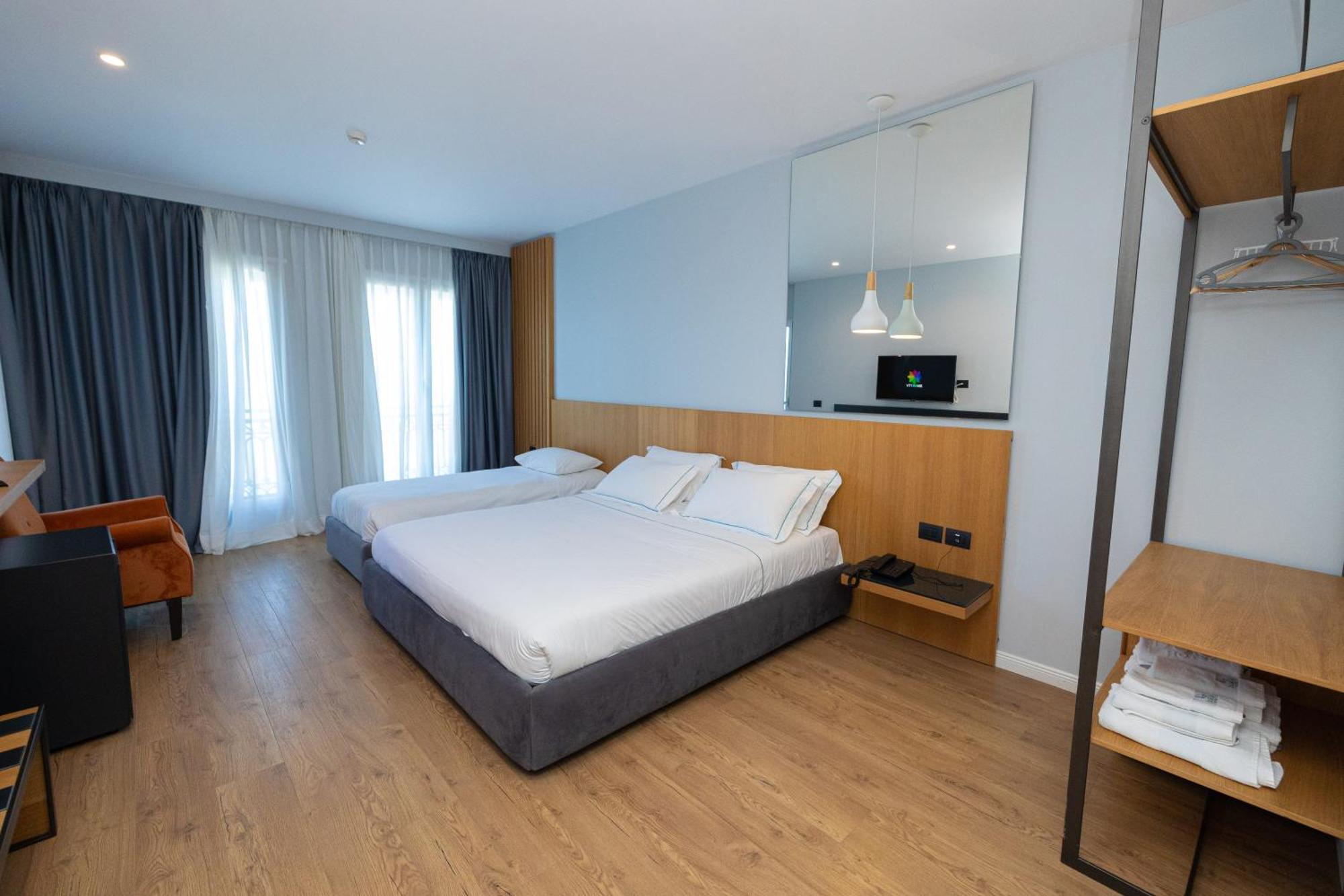 Duka Hotel Vlorë Exteriör bild